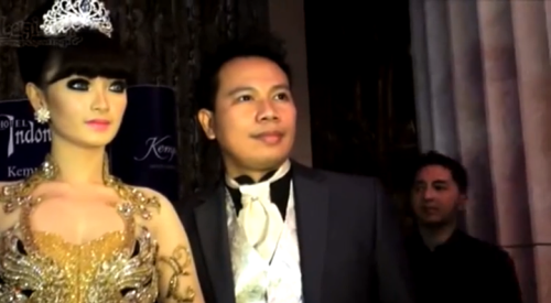 Dangdut singer Zaskia 'Gotik', left, and her one-day fiancee, the infamously indecipherable Vicky Prasetyo. (Screen grab from Youtube) 